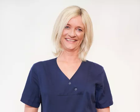 Portrait von Angela Nösler, Medizinische Fachangestellte und persönliche Assistentin Dr. Pfeiffer - Team der orthopädischen Praxis in Düsseldorf