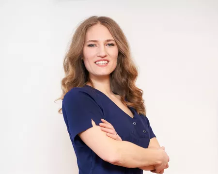 Portrait von Jennifer Gutowski, Empfangsmitarbeiterin - Team der orthopädischen Praxis in Düsseldorf