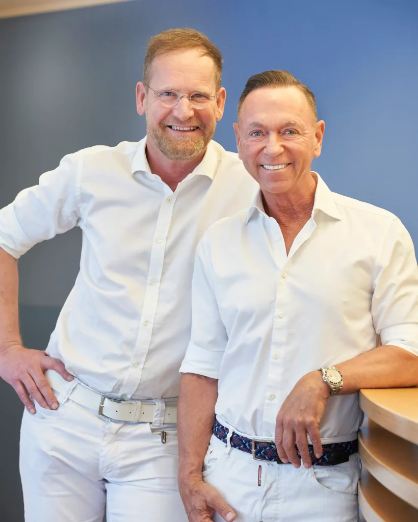 Dr. med. Ingo Pfeiffer - Facharzt für Orthopädie und spezielle Orthopädische Chirurgie sowie Dr. med. Maximilian Lederer - Facharzt für Orthopädie und Rheumatologie - Ärzte der orthopädischen Praxis Orthopädicum Düsseldorf vor Theke